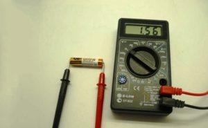 Проверка напряжения батарейки мультиметром