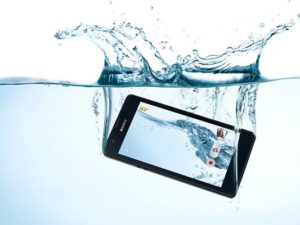 Короткое замыкание может произойти при попадании воды в корпус смартфона